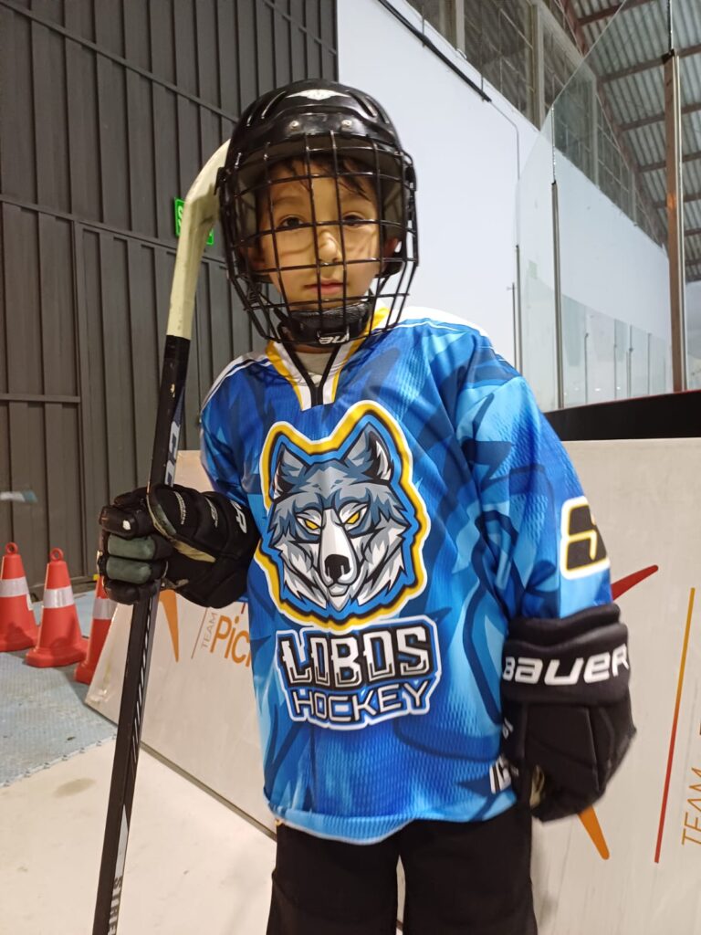 Leonardo García, miembro del Lobos Hockey Club y deportista federado de la Federación Ecuatoriana de Patinaje, participó con éxito en el Torneo de Fin de Verano 2024, llevado a cabo los días 7 y 8 de septiembre en el Skatium Arena.
