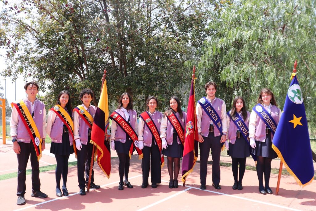 Hoy, 2 de octubre, el Colegio Johannes Kepler se llenó de orgullo y emoción en una ceremonia inolvidable de juramento a la bandera y proclamación de abanderados, donde nuestros estudiantes reafirmaron su compromiso con los valores patrios y la identidad de nuestra querida institución.